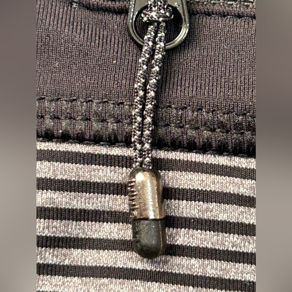 Lululemon Run Inspire Crop II All Luxtreme Mini Stripe Heathered Black, size 6 - Picture 10 of 10